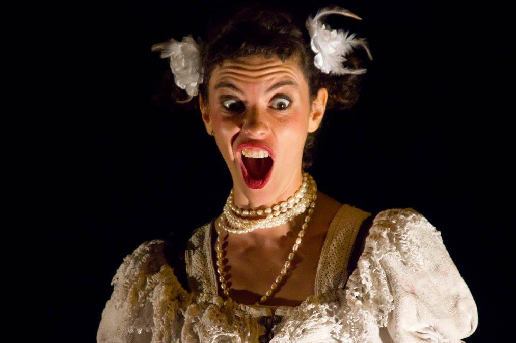 Spettacolo “Diva all’opera” a Teatri di Vita a Bologna Scena dello spettacolo "Diva all’opera" con Valentina Musolino a Teatri di Vita a Bologna.